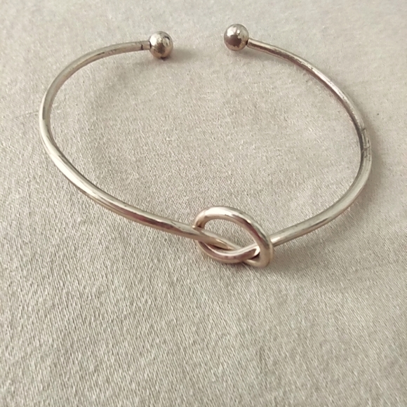 Thin silver knot bracelet - Picture 1 of 2